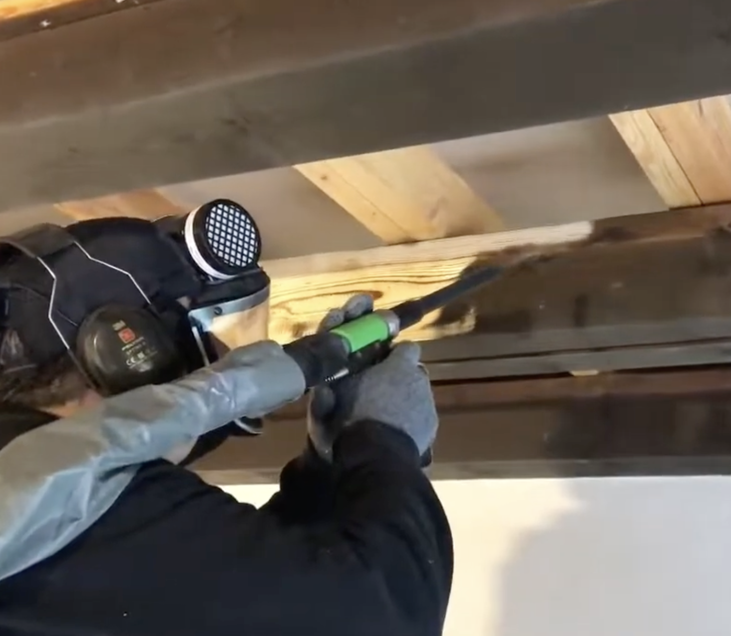 Dry ice blasting wooden beams